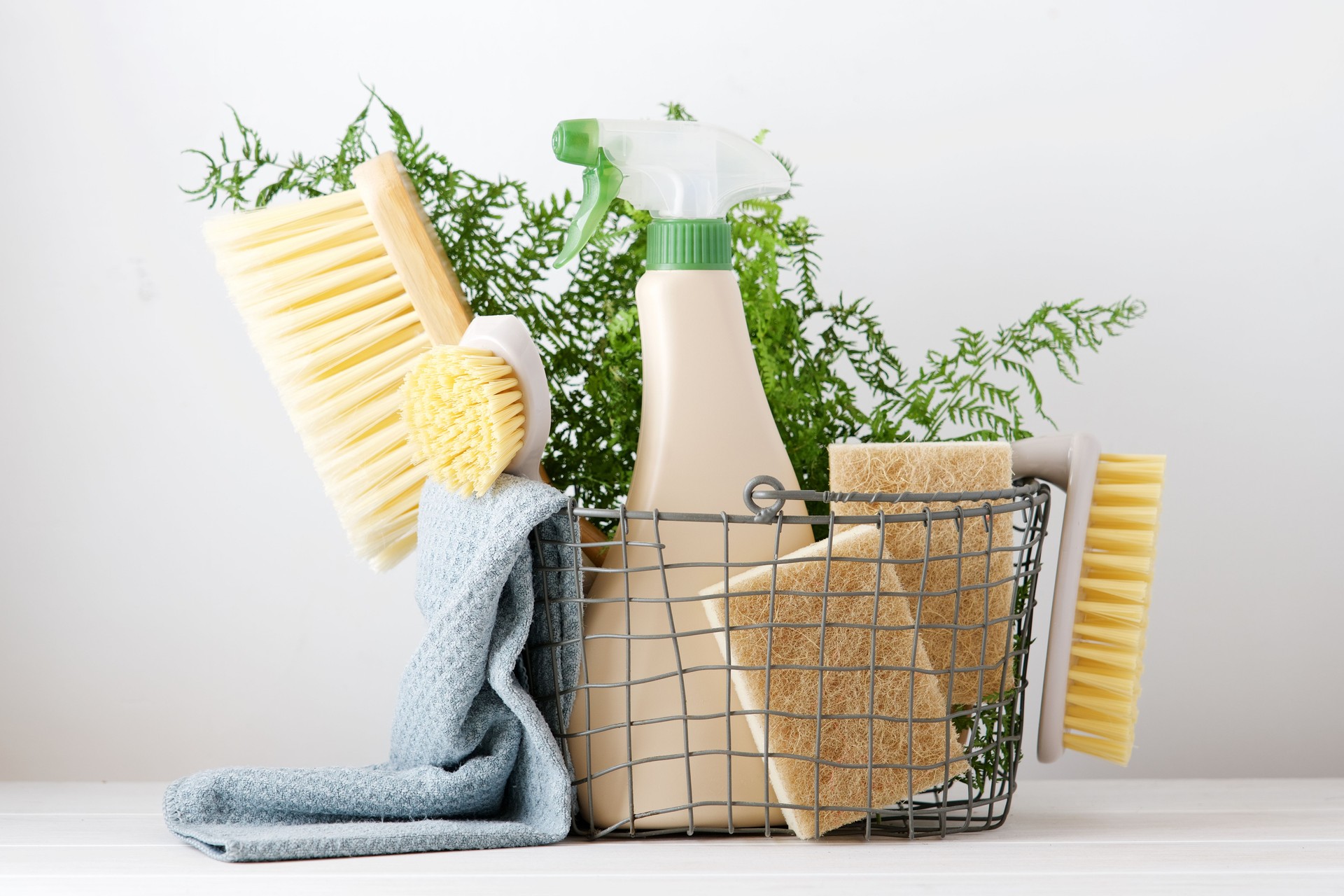 Brosses écologiques, éponges et chiffon dans le panier de nettoyage
