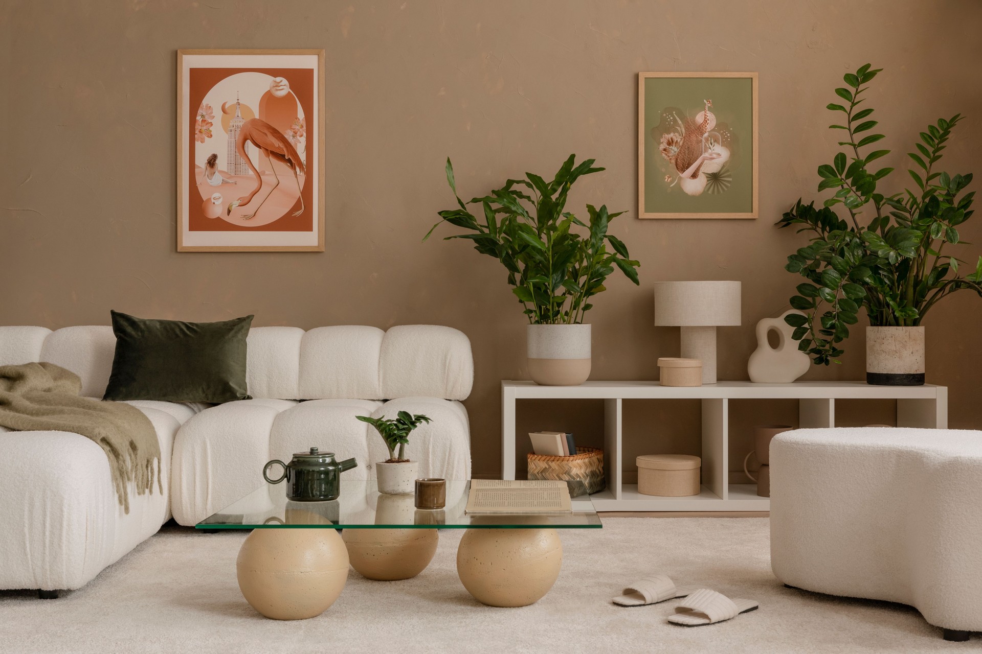 Chaleureux et confortable, composition beige d’automne de l’intérieur du salon avec des plantes vertes, cadre d’affiche maquette, art, canapé bouclé, table basse élégante, tapis à motifs, lampe en marbre et accessoires personnels. Décoration i